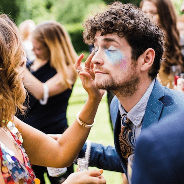Bună ziua Friends,  Numele meu este Laura de la tatuajetemporare.ro multidisciplinar in tatuaje temporare personalizate pentru decorat corpul cu stil si HUB de artisti inca din 1997.
